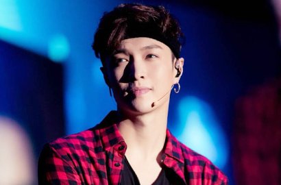 Membungkuk di Hadapan Penonton Diiringi 'Promise' EXO, Lay EXO Bikin Fans Nangis
