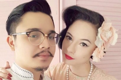 Istri 3 Tahun Lebih Tua, Busana Hingga Souvenir Pernikahan Derby Romero Super Nyentrik
