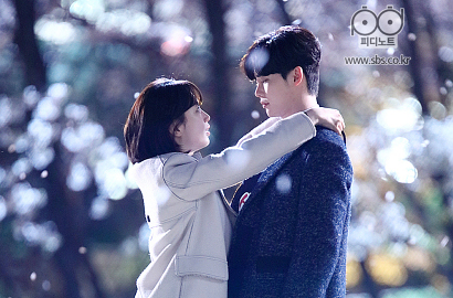 Suzy Dibikin Nyaman Oleh Lee Jong Suk Saat Menangis di 'While You Were Sleeping'