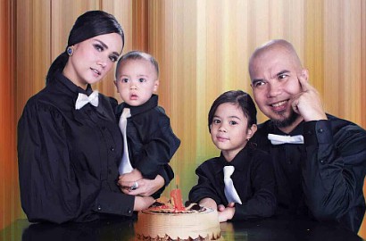 Dada Mulan Nyaris Nempel Saat Foto Bareng, Netizen Ingatkan Istri Gubernur Anies Baswedan