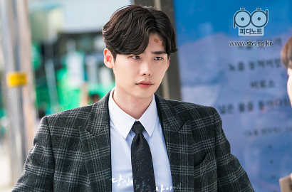 Bareng Suzy, Lee Jong Suk Tetap Ganteng dengan Goresan Luka di 'While You Were Sleeping'?