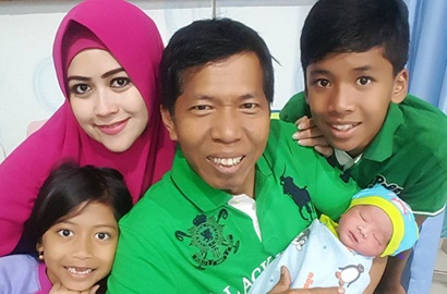Sempat Ribut Tagih Mobil Baru, Kiwil dan Istri Muda Kompak di Akikah Anak