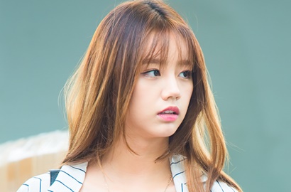 Tampil Rapi Jadi Reporter, Hyeri Girl's Day Ceritakan Karakternya di 'Two Cops'