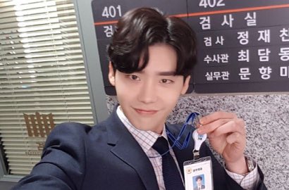 Serius Interogasi Psikopat, Gantengnya Lee Jong Suk Senyum Santai di 'WYWS'
