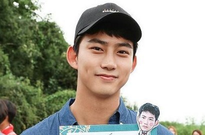 Dikunjungi Nichkhun Cs, Begini Penampilan Taecyeon Saat Wamil