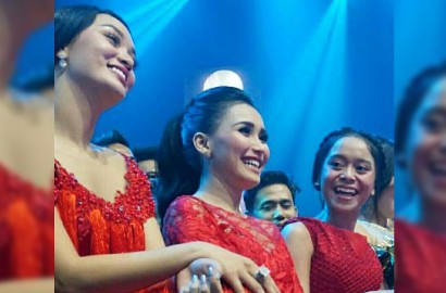 Ayu Ting Ting Pakai Gaun Merah Saingi Nagita, Ogah Pamer Foto Via Vallen di Instagram?