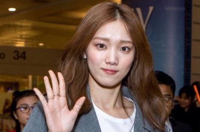 Umbar Kaki Mulus di Acara Fashion, Lee Sung Kyung Dipuji Cantik Bak Barbie