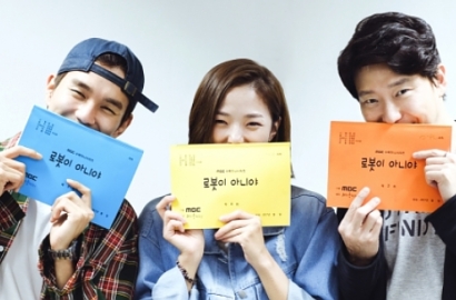 Bareng Chae Soo Bin cs, Yoo Seung Ho Ceria di Baca Naskah 'I'm Not a Robot'