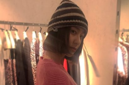 Nongol dengan Rambut Pendek, Krystal Usung Gaya Serba Hitam ke Hong Kong