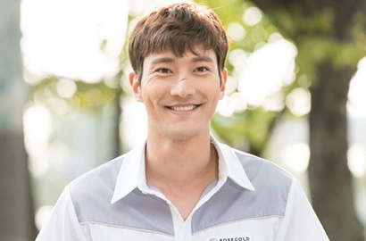 Dispatch Rilis Deretan Foto Kocak Siwon Syuting 'Revolution of Love', Penasaran?