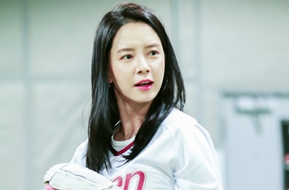 Bawa Boneka dan Bunga, Song Ji Hyo Tampil Feminin di 'Manager B and Love Letter'
