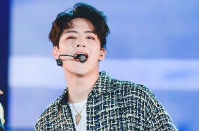 Peduli Banget, Baiknya JB GOT7 Tolong Fans yang Terjatuh