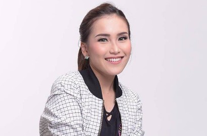Kepala Ayu Ting Ting Kebentur Kamera, Bibir Monyong Diejek Mirip Mujair