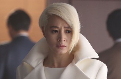 Makin Beringas, Kim Hye Soo Merokok dan Wajah yang Luka-Luka di Poster 'A Special Lady'