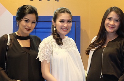 Kocak, Aksi Pamer Perut Buncit Titi Kamal Bareng Sandra Dewi Ini Bikin Netter Gemas