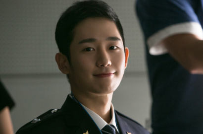 Jung Hae In Pamer Berseragam Polisi di 'WYWS', Netter: Gantengnya Pacarku