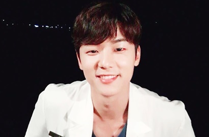 Kang Min Hyuk Sukses Bikin Fans Deg-Degan Gara-Gara Foto BTS 'Hospital Ship' Ini