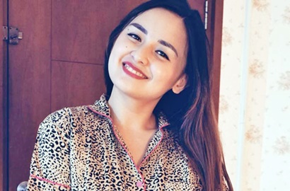 Beri Kejutan Ultah untuk Pengasuh Anak, Wajah Awet Muda Joanna Alexandra Jadi Sorotan