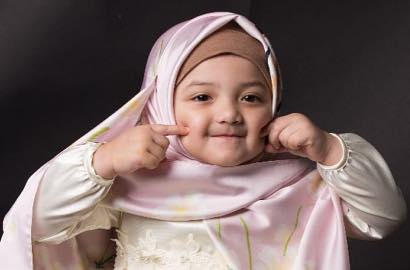 Lakukan Ini Usai Sholat, Putri Anang Hermansyah dan Ashanty Bikin Netter Takjub