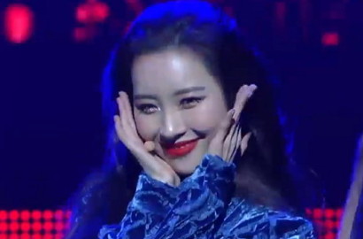 Sunmi Perform 'Gashina' di Daejong Film Awards, Ekspresi Datar Para Aktor Jadi Sorotan