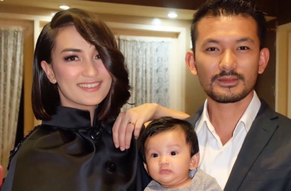Keluarga Rio Dewanto Serba Abu-Abu di 'Insert Award', Salma Pakai Gaun Bikin Gemas