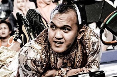 Hadiri Panasonic Gobel Awards 2017 Pakai Jas, Penampilan Caisar Bikin Pangling!