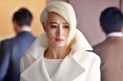 Tatap Tajam, Kim Hye Soo Berdarah-Darah di Poster 'A Special Lady'