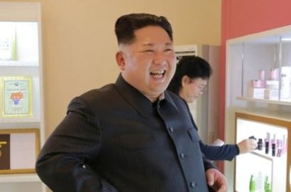 Cuek Disindir Menteri Pertahanan AS, Kim Jong Un Ajak Istri Kunjungi Pabrik Kosmetik