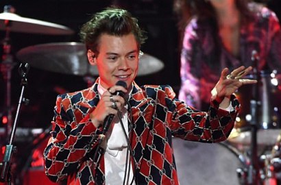 Fans Rela Menginap di Venue, Harry Styles Girang Konser Solo London Sukses