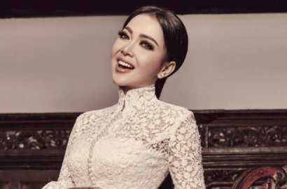 Biasa Naik Mobil Mewah, Begini Hebohnya Syahrini Saat Nyetir Odong-Odong di Jogja