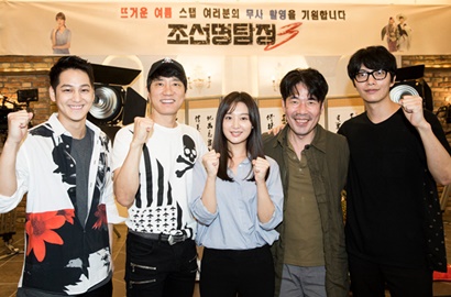 Hadiri Perpisahan 'Detective K: 3', Kim Ji Won-Kim Bum cs Asyik Foto Bareng Kru