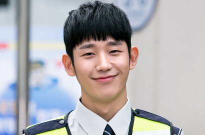 Deretan Senyum Ganteng Jung Hae In Syuting 'WYWS' Tuai Ucapan Cinta