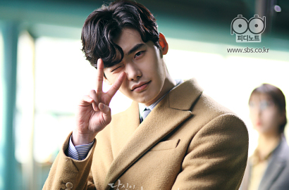 Kocaknya Lee Jong Suk Pede Pamerkan ID Jaksa ke Pasien Anak-Anak di 'WYWS'