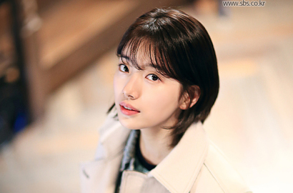 Senyum Imut Hingga Manja, Suzy Cantik Banget di BTS 'While You Were Sleeping'