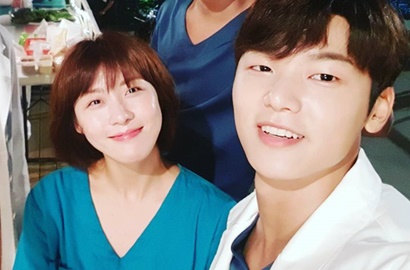 Kang Min Hyuk Pamer Selfie Bareng Ha Ji Won, Bocorkan 'Hospital Ship' Berakhir Bahagia?