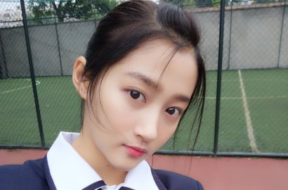 Digosipkan Hamil Anak Luhan, Guan Xiaotong Cuek Posting Foto Ini