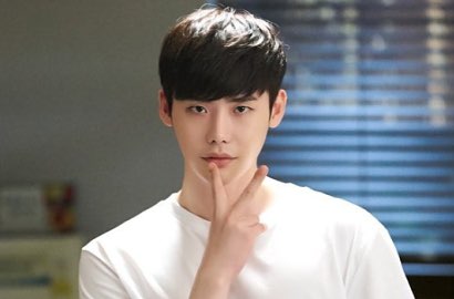 Jalani Pemotretan, Lee Jong Suk Asyik Merokok di Video Ini
