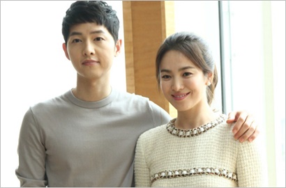 Diambil Candid, Awas Baper Lihat Foto Baru SongSong Gandengan Mesra