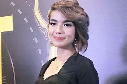 Biasa Tampil Gothic, Sheila Marcia Tuai Pujian dengan Make Up Natural