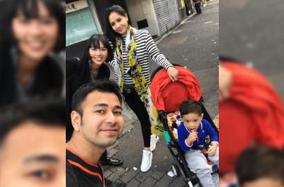 Bergaya Casual di Jepang, Ini Harga Sneakers Putih Nagita Slavina yang Super Keren