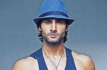 Bikin Fans Girang, Aham Sharma 'Raja Angga Karna' Akhirnya Datang Lagi ke 'Pesbukers'