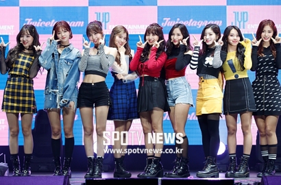 Kompak Kenakan Pakaian Unik Ini di Bandara, Twice Jadi Pusat Perhatian