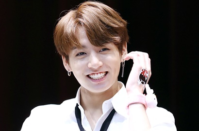 Bantah Tegas, Fans Buktikan Jungkook Tak Intip Belahan Dada MC Seksi Ini