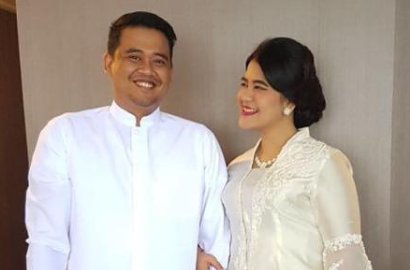Mantu, Presiden Jokowi Rela Naik-Naik Tangga Demi Pasang Bleketepe di Acara Siraman Kahiyang Ayu