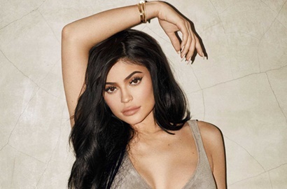 Dikabarkan Hamil, Kylie Jenner Klaim Foto Perut Buncit Hanya Editan Netter?