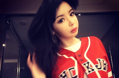 Unggah Selfie Baru, Park Bom Bikin Geger Kini Berambut Merah
