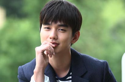 Dikisahkan Alergi pada Manusia, Yoo Seung Ho Tatap Serius Chae Soo Bin di 'I'm Not a Robot'