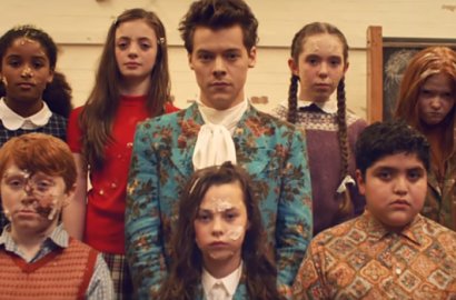 'Perang' Gila-Gilaan di MV 'Kiwi', Harry Styles Singgung Mantan Pacar?
