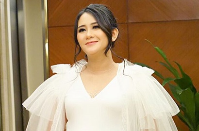 Bikin Ngeri, Ryana Dea Pamer Gerakan Yoga Begini saat Hamil 9 Bulan
