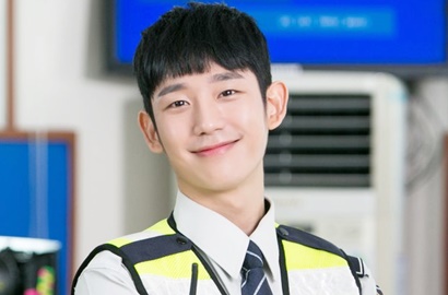 Siap-Siap Dibikin Meleleh Senyum Manis Jung Hae In di Foto-Foto BTS 'WYWS'